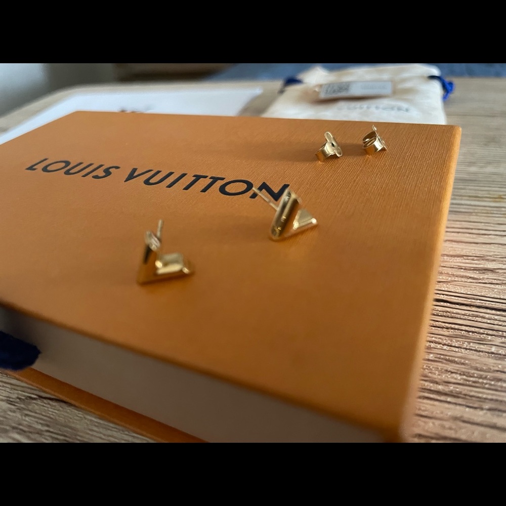 Louis Vuitton Essential V Stud earrings